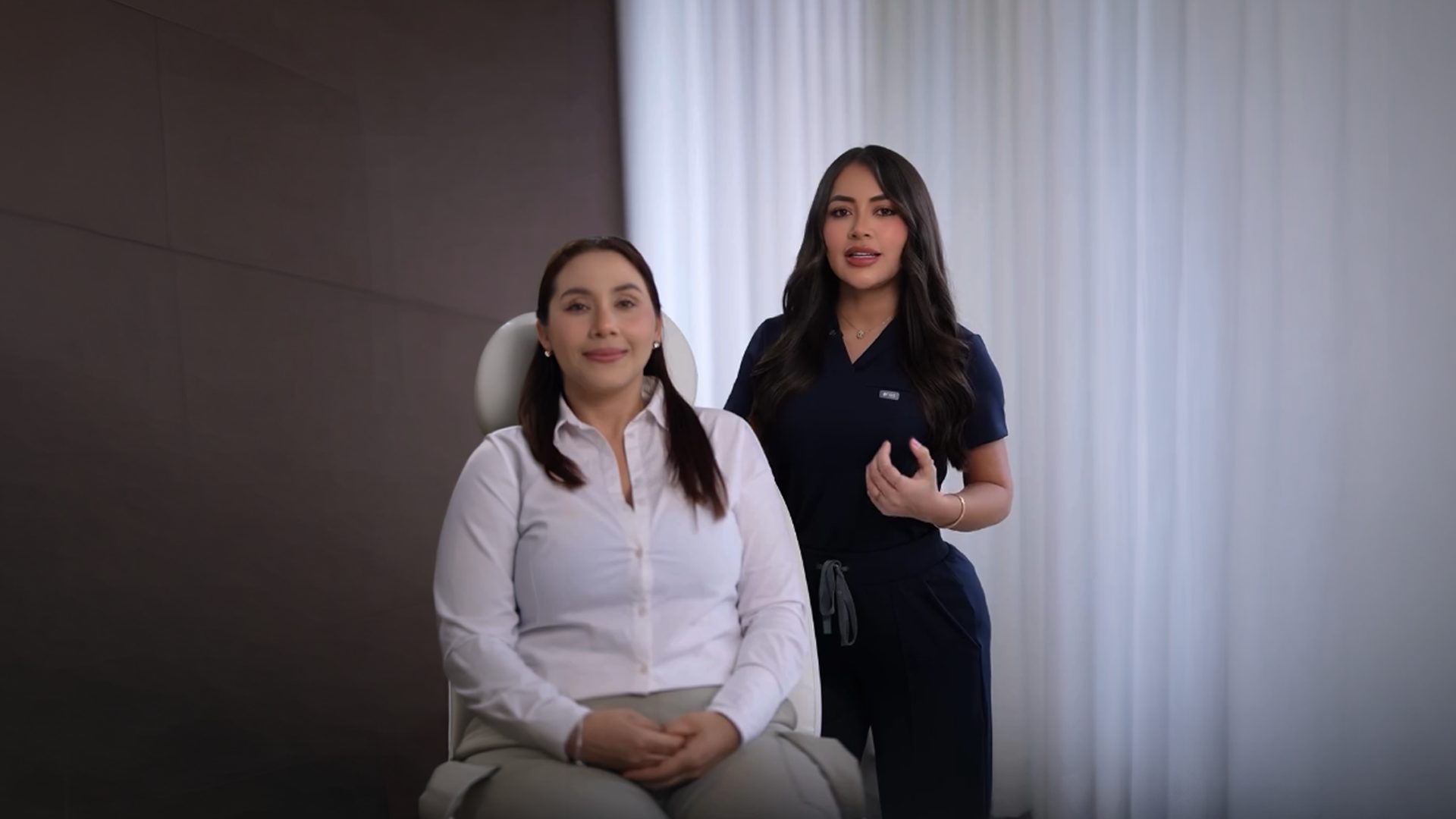 Dra. Zharick Tobar en consulta con una paciente